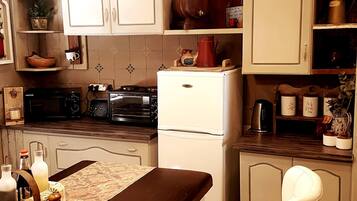 Fridge, microwave, oven, coffee/tea maker