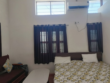 2 bedrooms, iron/ironing board, WiFi, bed sheets. anandpuriya home stay