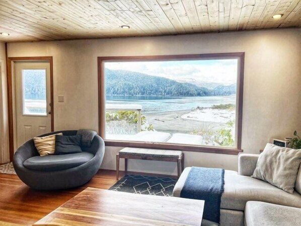 TV, fireplace, stereo