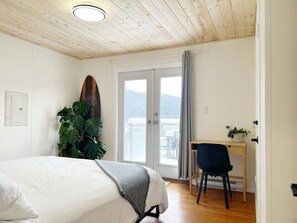 3 habitaciones, escritorio y tabla de planchar con plancha 