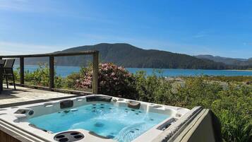 Tina de hidromasaje al aire libre