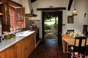 Frigorífico, microondas, horno y cafetera o tetera