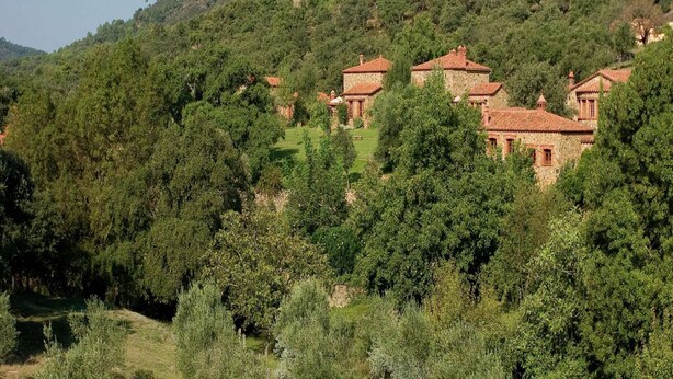 A hillside village with traditional stone buildings, surrounded by dense greenery. - El Búho, Cottage in Alájar (Alájar)