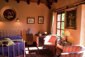 A cozy bedroom with a bed, a desk, a chair, and a window with a view. - El Búho, Cottage in Alájar (Alájar)