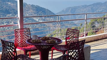 Deluxe Double Room, Valley View | Living area