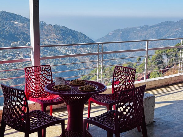 Deluxe Double Room, Valley View | Living area - Red Stone Kasauli  (Kasauli)