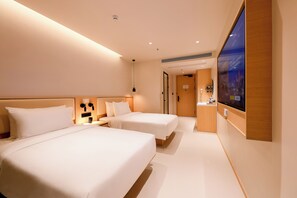 Design szoba két külön ággyal | Sötétítőfüggöny, hangszigetelés, vasaló/vasalódeszka és ingyenes wifi