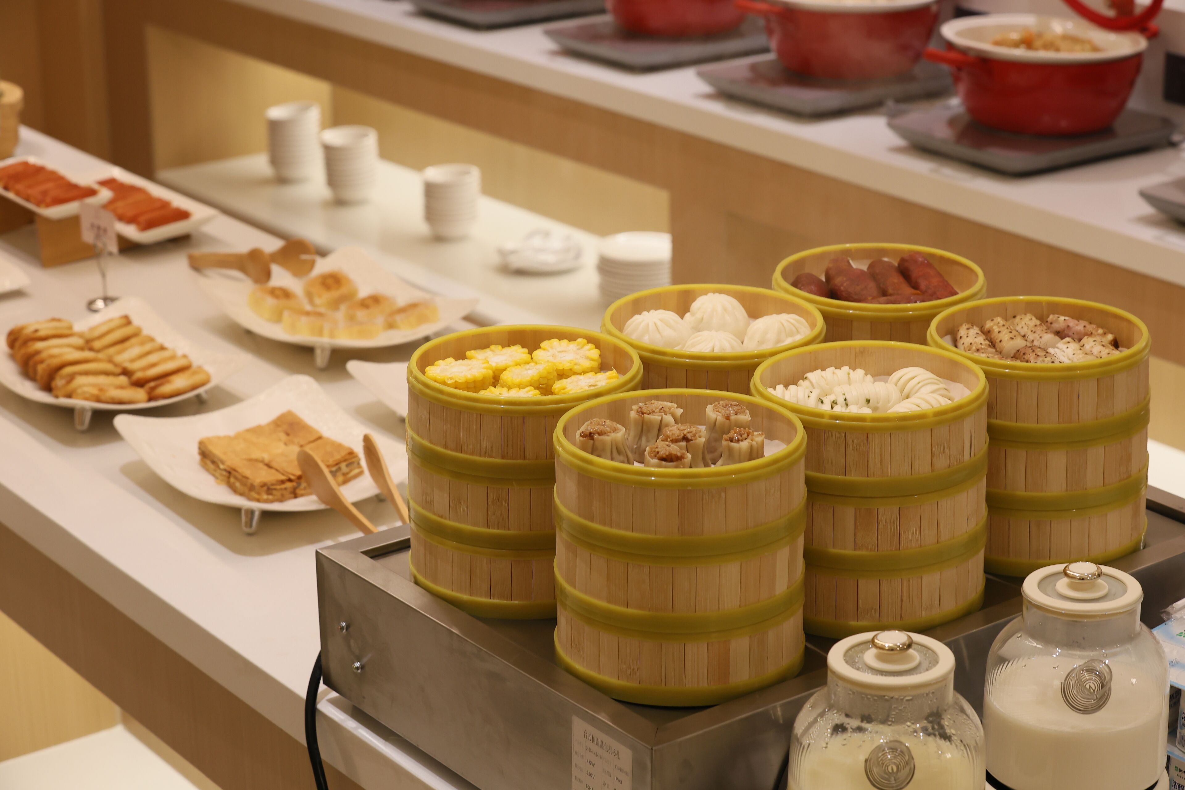 Daily buffet breakfast (CNY 28 per person)