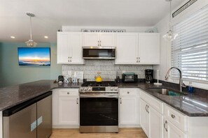 Frigorífico, horno, cafetera o tetera y licuadora