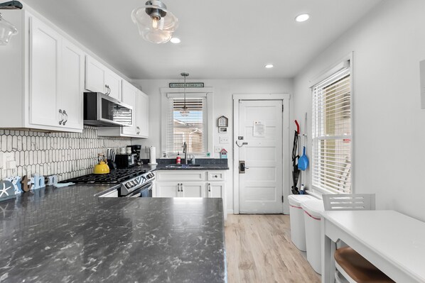 Jääkaappi, uuni, kahvin-/teenkeitin, tehosekoitin