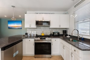 Fridge, oven, coffee/tea maker, blender
