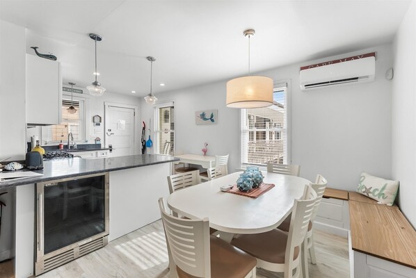 Refrigerador, horno, cafetera y tetera y licuadora 