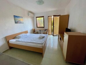 1 chambre, fer et planche à repasser, Wi-Fi gratuit, draps fournis