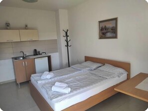 1 chambre, fer et planche à repasser, Wi-Fi gratuit, draps fournis