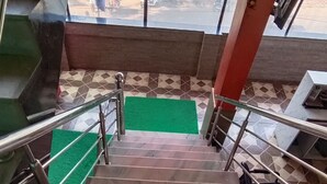 Eine Treppe mit Metallgeländern, die zu einem Außenbereich führt.