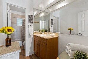 Bathroom - Spacious Beach Apt in Las Olas Blvd (Fort Lauderdale)
