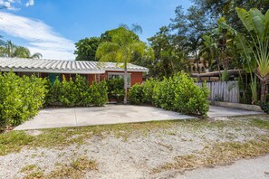 Garden - Lovely Rental Unit With Free Parking on Premises (Fort Lauderdale)