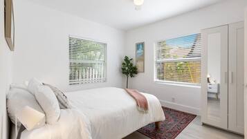 House | 2 bedrooms, desk, Internet