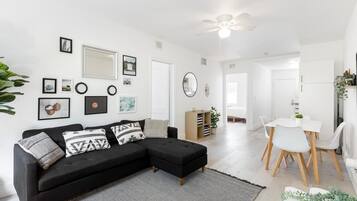 House | 2 bedrooms, desk, Internet