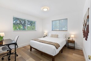 2 bedrooms, desk - The Perfect Escape Lake Ridge (Fort Lauderdale)