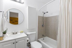Apartment | Bathroom - The Yellow Submarine Sailboat Bend (Fort Lauderdale)