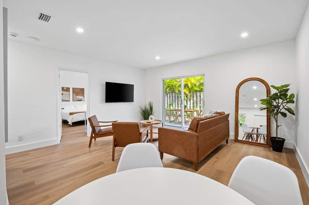 Spacious 2 BR Sailboat Bend