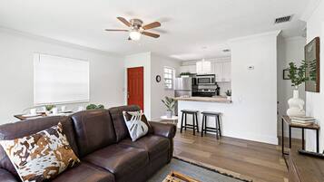 Apartment | 2 bedrooms, desk