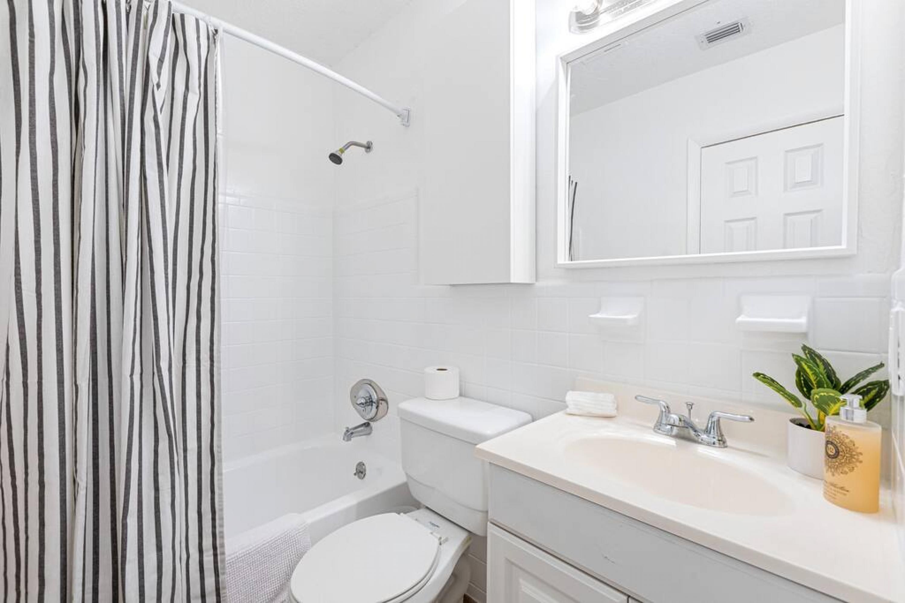 Une salle de bain moderne avec une baignoire, des toilettes et un lavabo.