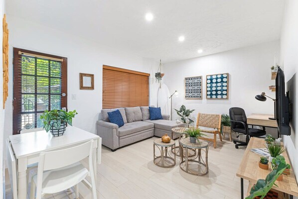House | 1 bedroom, desk
