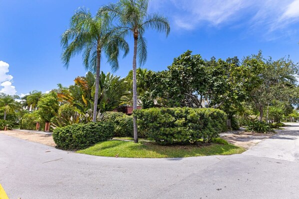 House | 1 bedroom, desk - Bright Stylish Apt in Las Olas Blvd Victoria Park (Fort Lauderdale)