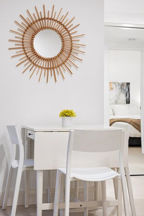 Casa | 1 quarto, escrivaninha