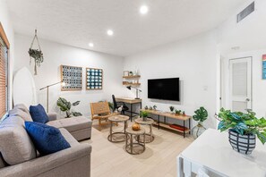 Apartment | 1 bedroom, desk - Bright Stylish Apt in Las Olas Blvd Victoria Park (Fort Lauderdale)