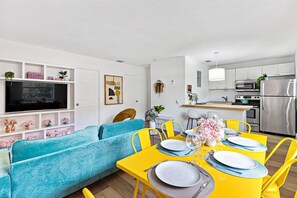 House | 2 bedrooms, desk - Stylish 2 BR Condo - Free Parking on Premises (Fort Lauderdale)