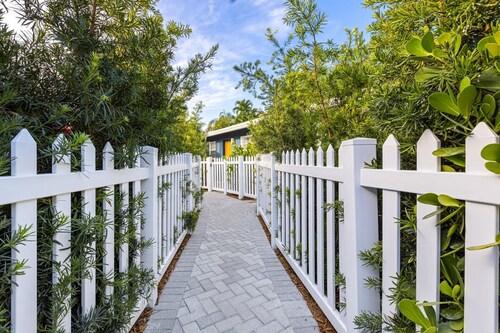 Stylish 2 BR Condo - Free Parking on Premises