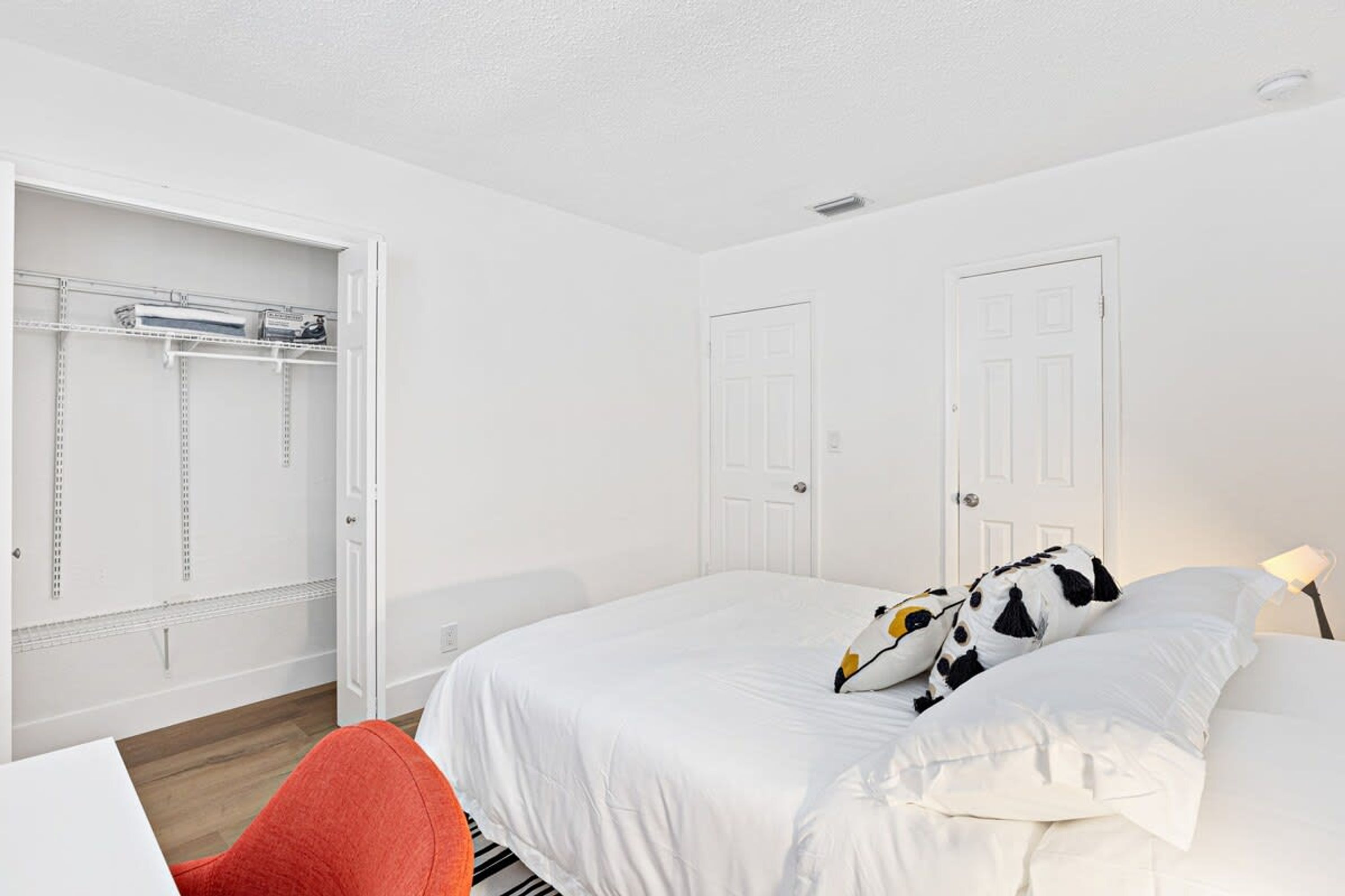 Una camera da letto con un letto, un armadio e una sedia.
