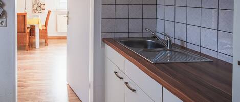 Frigorifero, microonde, forno, piano cottura