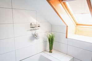 Shower, towels, soap, shampoo - Vacation apartment Johann-Valentin-May Straße with two separate single bedrooms (Alsbach-Hähnlein)