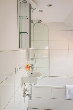 シャワー、タオル、石鹸、シャンプー