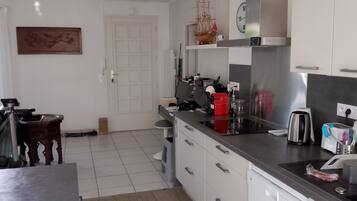 Microondas, horno, placa de cocina y lavavajillas