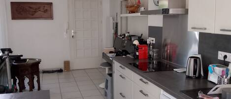 電子レンジ、オーブン、コンロ、食器洗い機