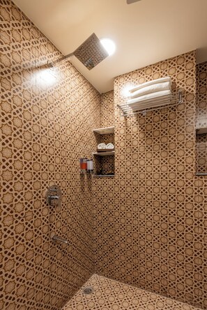 Violet Room | Bathroom | Towels, soap, shampoo - Burad Vilas 1911 A Boutique Stay (Jaipur)