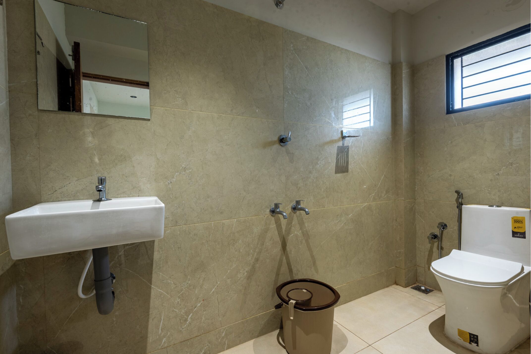 Een badkamer met een wastafel, toilet en douche.