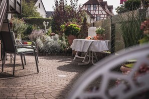 Outdoor dining - Platanenweg vacation apartment, perfect for up to 4 people (Alsbach-Hähnlein)