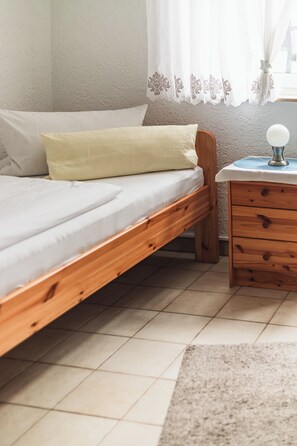 2 bedrooms, desk, travel cot, WiFi