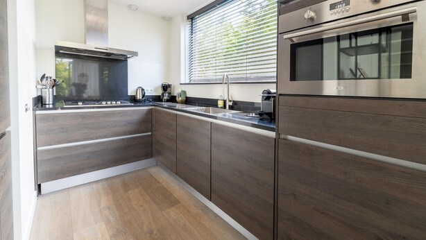 Coffee/tea maker, fridge, microwave, stovetop - Villa in Egmond near Beach & Windmill (Egmond aan den Hoef)