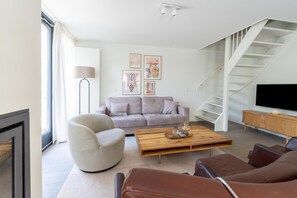 Smart TV, fireplace, DVD player, stereo