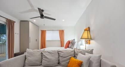 Studio in SE Denver near DTC and Cherry Creek North with WiFi, AC