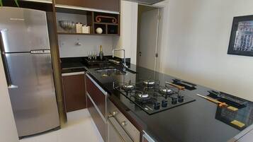 Een koelkast, een magnetron, een oven, een kookplaat