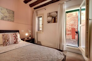 Apartment | Cribs/infant beds, free WiFi, bed sheets