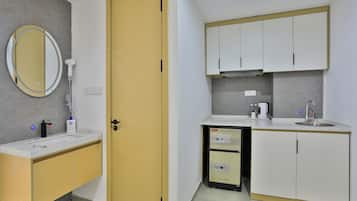 Habitación doble estándar | Escritorio, cortinas blackout, wifi gratis y ropa de cama